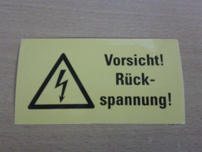 Vorsicht ! Rückspannung! (en allemand)
